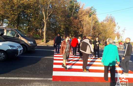 Новини Вінниці / На Вінниччині майже на дві години селяни перекрили дорогу, вимагаючи встановити світлофор на аварійно-небезпечній ділянці(ФОТО.ВІДЕО)