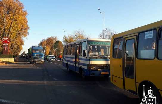 Новини Вінниці / На Вінниччині майже на дві години селяни перекрили дорогу, вимагаючи встановити світлофор на аварійно-небезпечній ділянці(ФОТО.ВІДЕО)