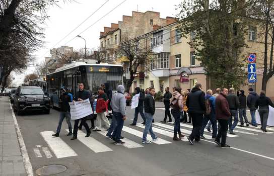 Новини Вінниці / Рух на Театральній у Вінниці протестувальники розблокували (ФОТО)