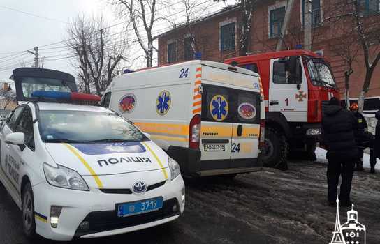 Новини Вінниці / На слизькому пагорбі зіткнулися два легковика: вінницькі рятувальники навчались діставати людей із автівок після ДТП (ФОТО)