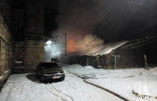 Новини Вінниці / У Вінниці поблизу військової частини вночі горіли господарські будівлі (ФОТО. ВІДЕО)