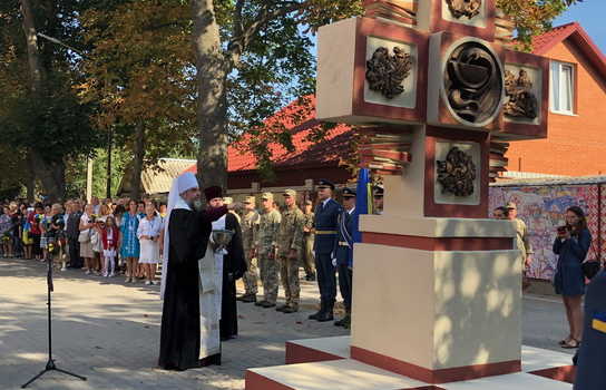 Новини Вінниці / У Вінниці пройшло офіційне відкриття стели загиблим на Донбасі медикам (ФОТО)