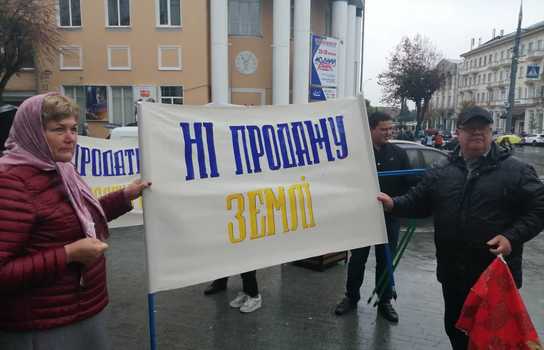 Новини Вінниці / У Вінниці селяни під дощем пікетують облраду: люди проти продажу землі та відповідного законопроекту (ФОТО, ВІДЕО)