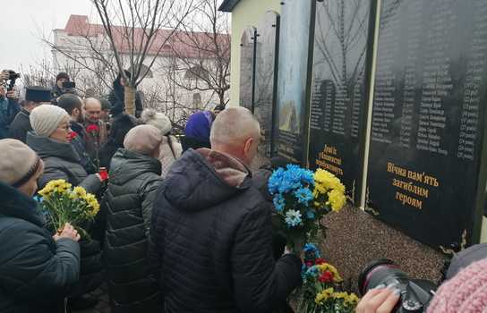 Новини Вінниці / Імена полеглих в АТО вінничан викарбували на меморіальній дошці біля кафедрального собору ПЦУ у Вінниці (ФОТО, ВІДЕО) 