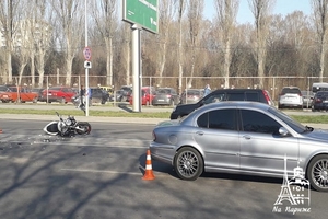 Новини Вінниці / У Вінниці не розминулись "Ягуар" та мотоцикл: мотоцикліста забрали до лікарні (ФОТО)