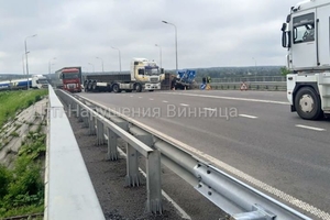 Новини Вінниці / Контейнер, що злетів з вантажівки, перекрив рух на Немирівському шосе та зачепив дві автівки (ФОТО)