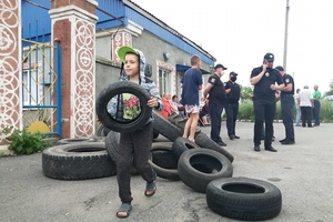 Новини Вінниці / "Ми й самі можемо порізати обладнання...": чому на Кирнасівський цукрозавод на Вінниччині не пускають власників (ФОТО, ВІДЕО)