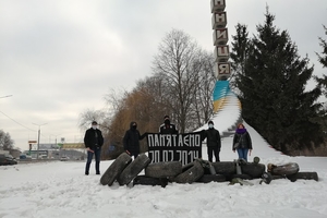 Новости Винницы и области / Шини й барикада на в'їзді до міста: акцію пам’яті у незвичному форматі влаштували активісти у Вінниці (ФОТО, ВІДЕО) / Інформаційний портал На Париже Новини Вінниці / Шини й барикада на в'їзді до міста: акцію пам’яті у незвичному форматі влаштували активісти у Вінниці (ФОТО, ВІДЕО)