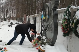 Новости Винницы и области / Шини й барикада на в'їзді до міста: акцію пам’яті у незвичному форматі влаштували активісти у Вінниці (ФОТО, ВІДЕО) / Інформаційний портал На Париже Новини Вінниці / Шини й барикада на в'їзді до міста: акцію пам’яті у незвичному форматі влаштували активісти у Вінниці (ФОТО, ВІДЕО)