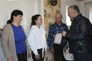 Новини Вінниці / Лауреати конкурсу родинного співу отримали корисні подарунки від організаторів Павла Каленича і Євгенія Семенова, а також NaПарижі (ФОТО)