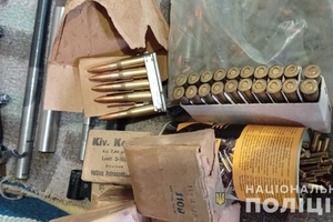 Новини Вінниці / У Вінниці затримали нелегального зброяра. З «брухту» у будинку на Сабарові пенсіонер виготовляв бойові пістолети, рушниці та автомати (ФОТО, ВІДЕО)