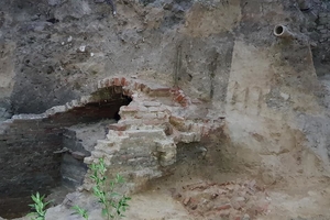 Новини Вінниці / Поруч з котлованом у центрі Вінниці на глибині кількох метрів відкопали підземний тунель. Археологи можуть дозволити його знищити (ВІДЕО)