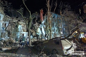 Новини Вінниці / Росіяни ракетним ударом вщент зруйнували під’їзд багатоповерхівки у Запоріжжі: під завалами знайшли тіла 4 людей