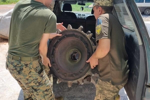 Новости Винницы и области / Шестерню від музейного експонату зі Стрижавки вінницькі волонтери передали для відновлення бойової техніки / Інформаційний портал На Париже Новини Вінниці / Шестерню від музейного експонату зі Стрижавки вінницькі волонтери передали для відновлення бойової техніки