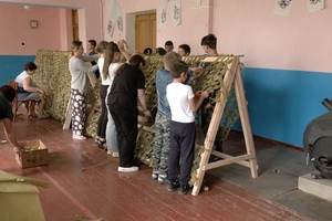 Новини Вінниці / "Щоб воїни швидше повернулися": на Вінниччині плетуть маскувальні сітки