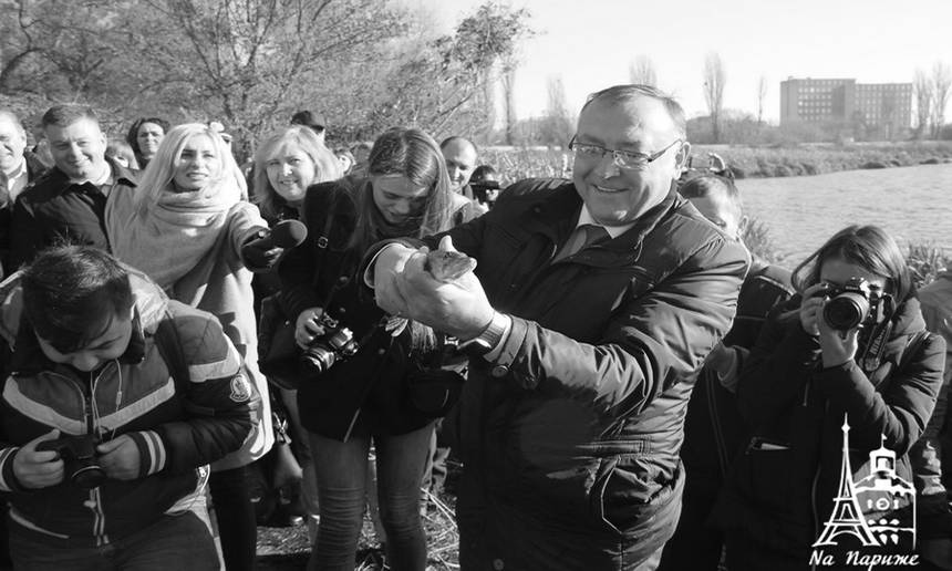 Зариблення Південного Бугу у Вінниці: у річку випустили мальків коропа, щуки та білого амура на 300 тисяч гривень / Новости Винницы и области / Інформаційний портал На Париже Новини Вінниці / Зариблення Південного Бугу у Вінниці: у річку випустили мальків коропа, щуки та білого амура на 300 тисяч гривень