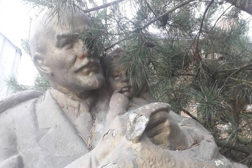 Бесхозный Ленин. В Виннице отказались от случайно найденного бюста вождя с «октябренком» / Новости Винницы и области / Інформаційний портал На Париже Новини Вінниці / Бесхозный Ленин. В Виннице отказались от случайно найденного бюста вождя с «октябренком»