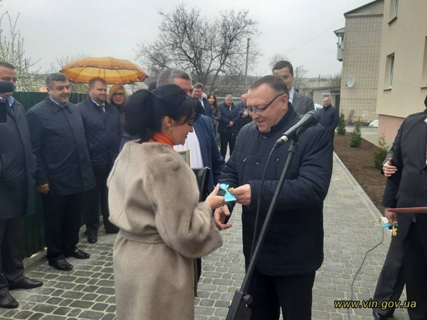 На Вінниччині медикам та освітянам вручили ключі від службових квартир. Після 15 років роботи помешкання перейде у їх власність / Новости Винницы и области / Інформаційний портал На Париже Новини Вінниці / На Вінниччині медикам та освітянам вручили ключі від службових квартир. Після 15 років роботи помешкання перейде у їх власність