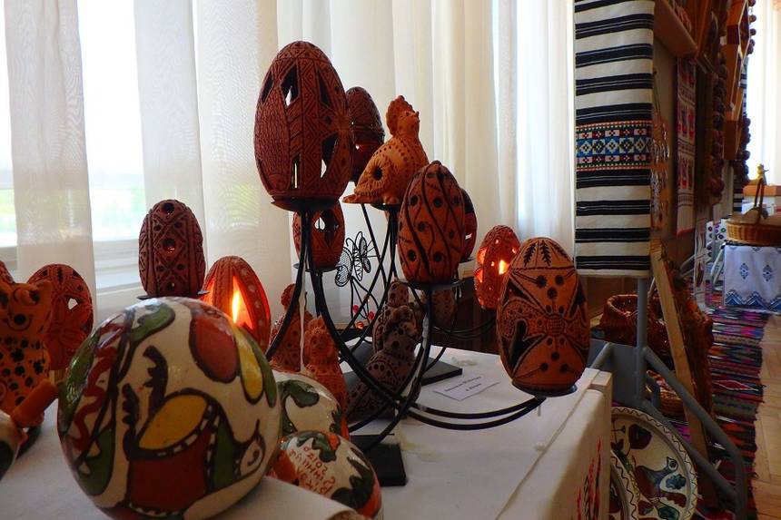 Безліч писанок та унікальних виробів народних майстрів можна побачити у Вінницькій філармонії: триває свято «Великодня писанка» (ФОТО) / Новости Винницы и области / Інформаційний портал На Париже Новини Вінниці / Безліч писанок та унікальних виробів народних майстрів можна побачити у Вінницькій філармонії: триває свято «Великодня писанка» (ФОТО)