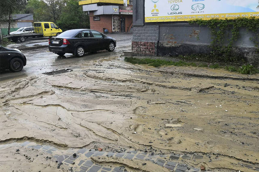 У Вінниці спробують оштрафувати будівельників елітного житла, які залили вулицю глиною (ФОТО) / Новости Винницы и области / Інформаційний портал На Париже Новини Вінниці / У Вінниці спробують оштрафувати будівельників елітного житла, які залили вулицю глиною (ФОТО)