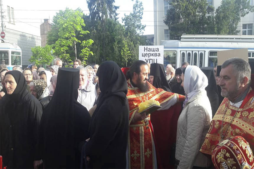 Молебень біля могили Макарія. У Вінниці кілька сотень вірян Московського патріархату провели акцію поруч зі собором ПЦУ / Новости Винницы и области / Інформаційний портал На Париже Новини Вінниці / Молебень біля могили Макарія. У Вінниці кілька сотень вірян Московського патріархату провели акцію поруч зі собором ПЦУ