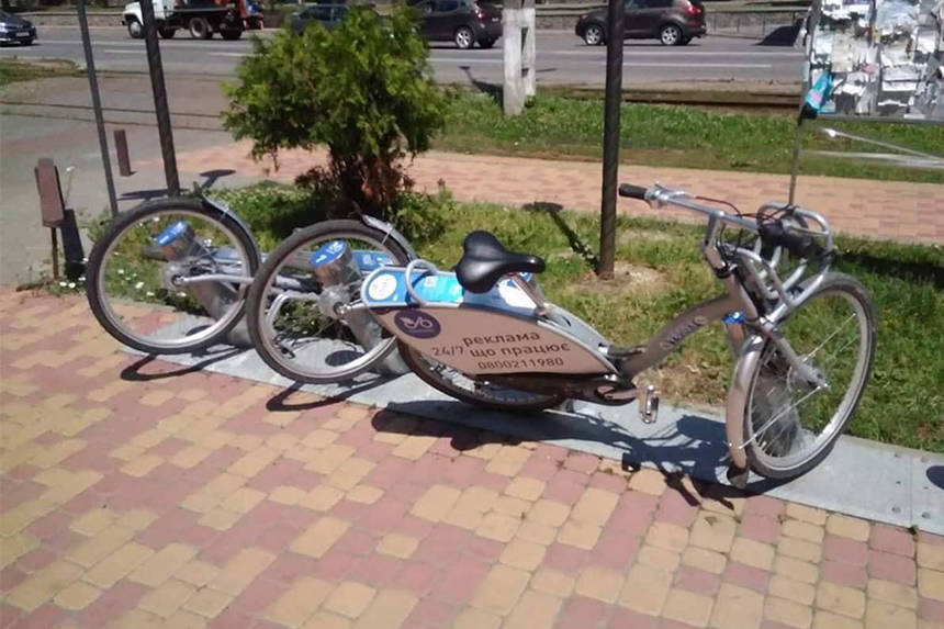 Вантажівки Coca Cola приносить вінничанам не лише свято. Експедитори познущались з велосипедів Next bike / Новости Винницы и области / Інформаційний портал На Париже Новини Вінниці / Вантажівки Coca Cola приносить вінничанам не лише свято. Експедитори познущались з велосипедів Next bike