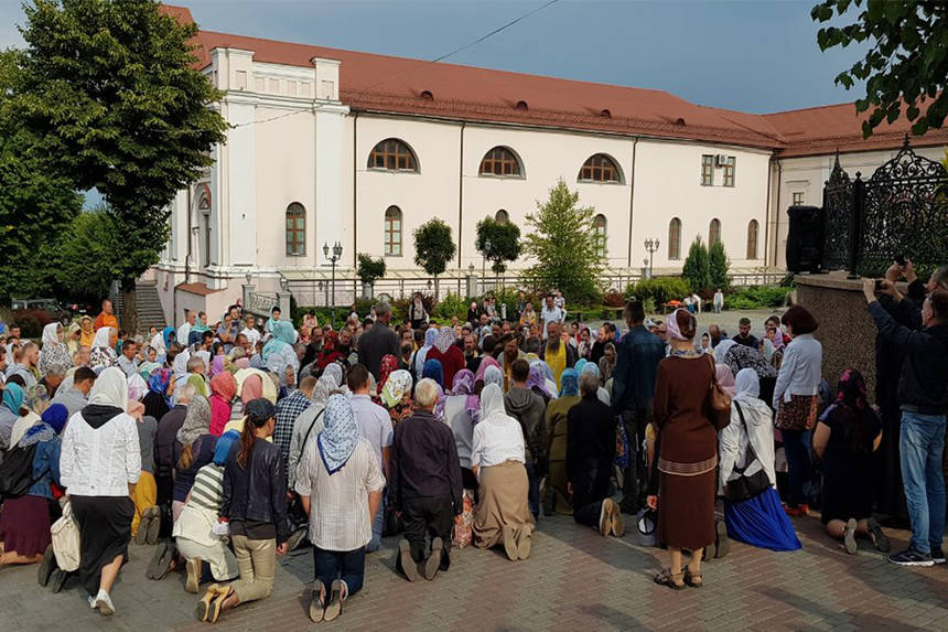 Церковне стояння у Вінниці. Поруч з одним собором у неділю служби правили для ПЦУ і УПЦ МП (ВІДЕО) / Новости Винницы и области / Інформаційний портал На Париже Новини Вінниці / Церковне стояння у Вінниці. Поруч з одним собором у неділю служби правили для ПЦУ і УПЦ МП (ВІДЕО)