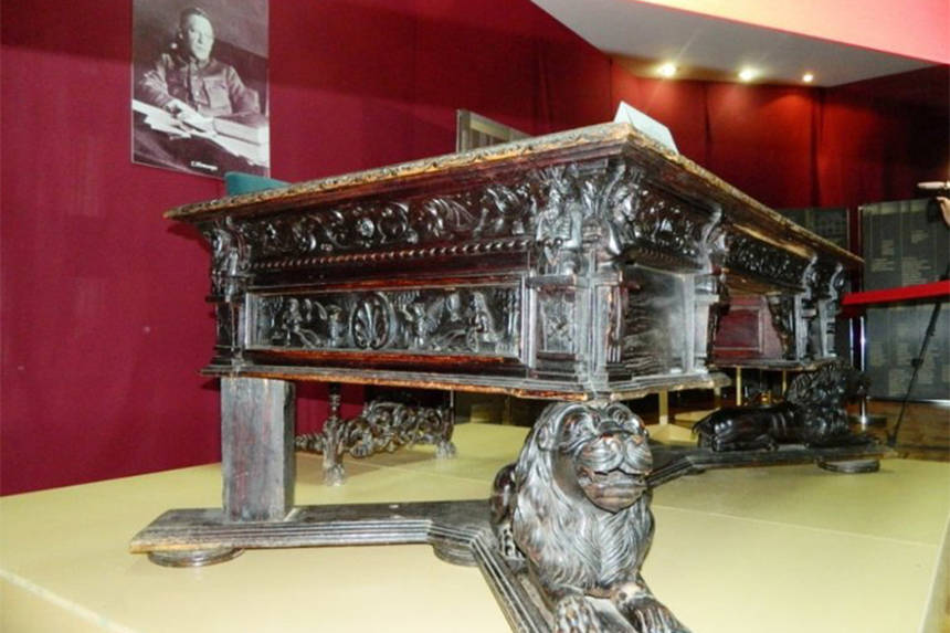 Вінницький «стіл Петлюри» повернуть до міста наприкінці року / Новости Винницы и области / Інформаційний портал На Париже Новини Вінниці / Вінницький «стіл Петлюри» повернуть до міста наприкінці року