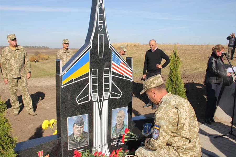 Новини Вінниці / На Вінниччині поблизу Уланова встановили пам’ятний знак на місці авіакатастрофи військового україно–американського екіпажу (ФОТО)
