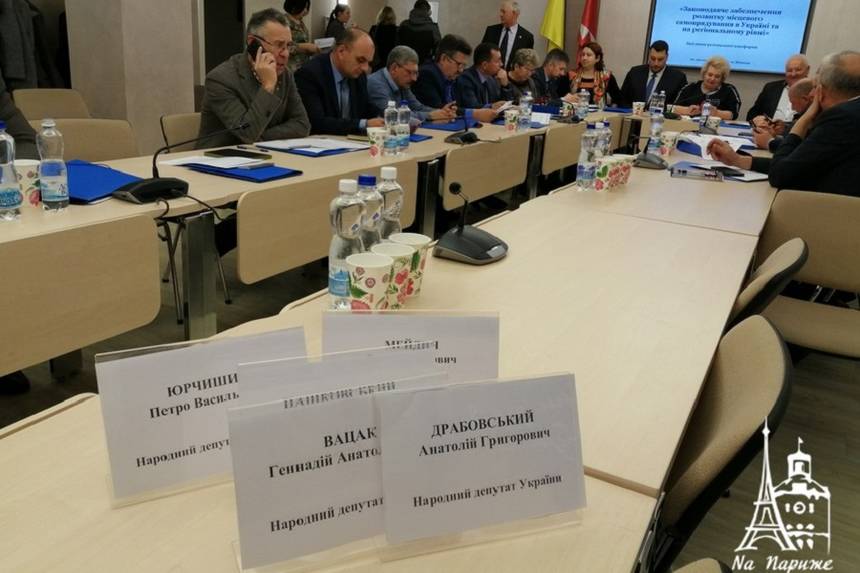 Нардепи від Вінниччини не захотіли говорити про розвиток самоврядування із представниками громад (ФОТО, ВІДЕО) / Новости Винницы и области / Інформаційний портал На Париже Новини Вінниці / Нардепи від Вінниччини не захотіли говорити про розвиток самоврядування із представниками громад (ФОТО, ВІДЕО)