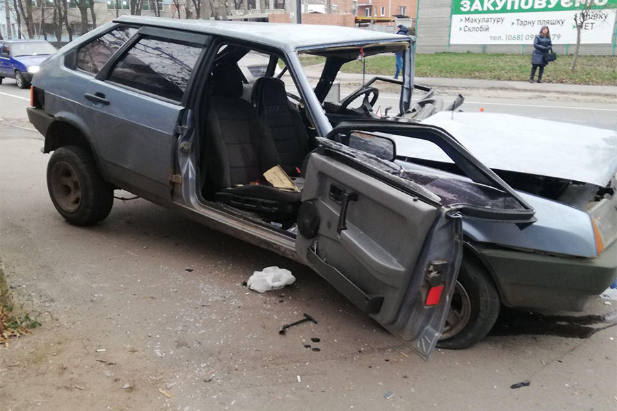 Подробиці моторошної ДТП у Вінниці: медиками не вдалося врятувати водія (ФОТО) / Новости Винницы и области / Інформаційний портал На Парижі Новини Вінниці / Подробиці моторошної ДТП у Вінниці: медиками не вдалося врятувати водія (ФОТО)