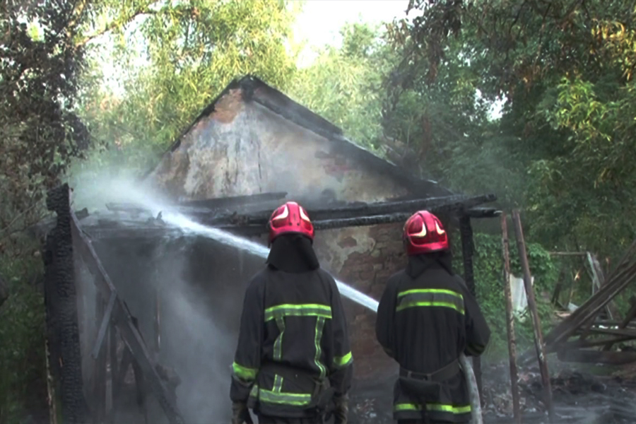 Новини Вінниці / На Вінниччині через необережність люди спалили дах будівлі 