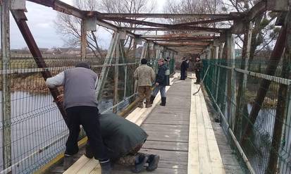 На Віниччині добровольці зібрались на "толоку" та полагодили міст / Новости Винницы и области / Інформаційний портал На Парижі Новини Вінниці / На Віниччині добровольці зібрались на "толоку" та полагодили міст