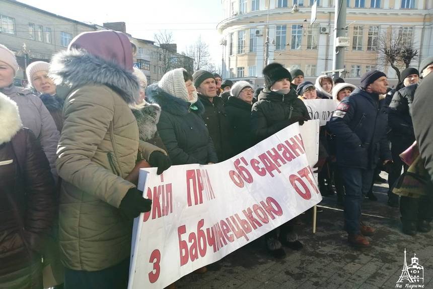 На мітинг до Вінниці приїхали жителі села Сокіл із Чернівецького району: не хочуть приєднуватись до Бабчинецької ОТГ (ФОТО, ВІДЕО) / Новости Винницы и области / Інформаційний портал На Париже Новини Вінниці / На мітинг до Вінниці приїхали жителі села Сокіл із Чернівецького району: не хочуть приєднуватись до Бабчинецької ОТГ (ФОТО, ВІДЕО)