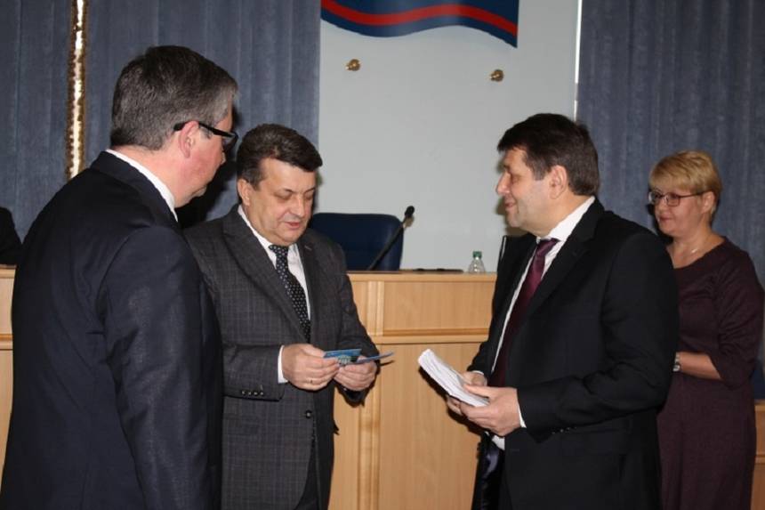 Новини Вінниці / Колишньому віце-прем’єру вручили посвідчення депутата Вінницької облради. Загалом рада поповнилась трьома новими обранцями