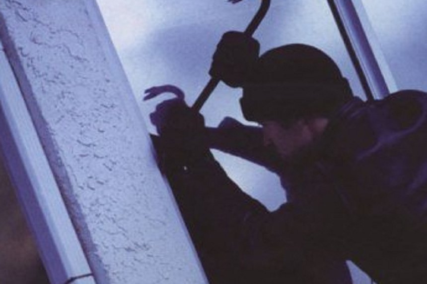 Вінничанин обікрав будинок в Луці-Мелешківській: виніс гроші, мобільний та алкоголь / Новости Винницы и области / Інформаційний портал На Париже Новини Вінниці / Вінничанин обікрав будинок в Луці-Мелешківській: виніс гроші, мобільний та алкоголь