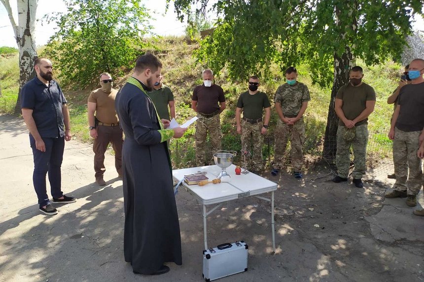 Представники Вінницько-Барської єпархії ПЦУ поїхали з гуманітарною та духовною місією у зону бойових дій (ФОТО) / Новости Винницы и области / Інформаційний портал На Париже Новини Вінниці / Представники Вінницько-Барської єпархії ПЦУ поїхали з гуманітарною та духовною місією у зону бойових дій (ФОТО)