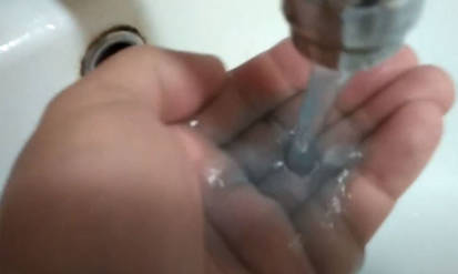 У Вінниці комунальники не змогли пояснити причину появи з крану холодної води блакитного кольору (ВІДЕО) / Новости Винницы и области / Інформаційний портал На Парижі Новини Вінниці / У Вінниці комунальники не змогли пояснити причину появи з крану холодної води блакитного кольору (ВІДЕО)