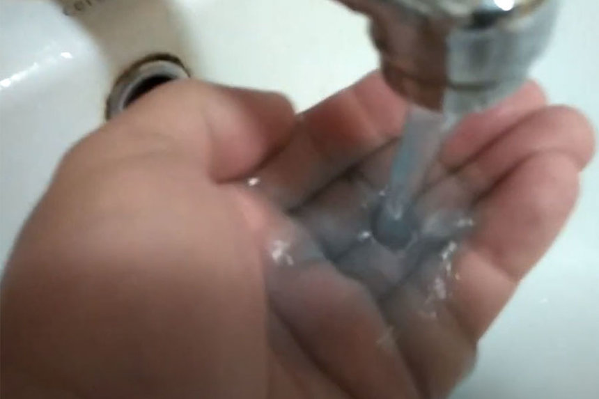 У Вінниці комунальники не змогли пояснити причину появи з крану холодної води блакитного кольору (ВІДЕО) / Новости Винницы и области / Інформаційний портал На Париже Новини Вінниці / У Вінниці комунальники не змогли пояснити причину появи з крану холодної води блакитного кольору (ВІДЕО)