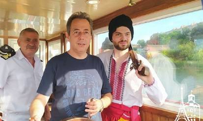 У Вінниці започатковують екскурсії по річці зі справжніми козаками та пістолями (ФОТО, ВІДЕО) / Новости Винницы и области / Інформаційний портал На Парижі Новини Вінниці / У Вінниці започатковують екскурсії по річці зі справжніми козаками та пістолями (ФОТО, ВІДЕО)