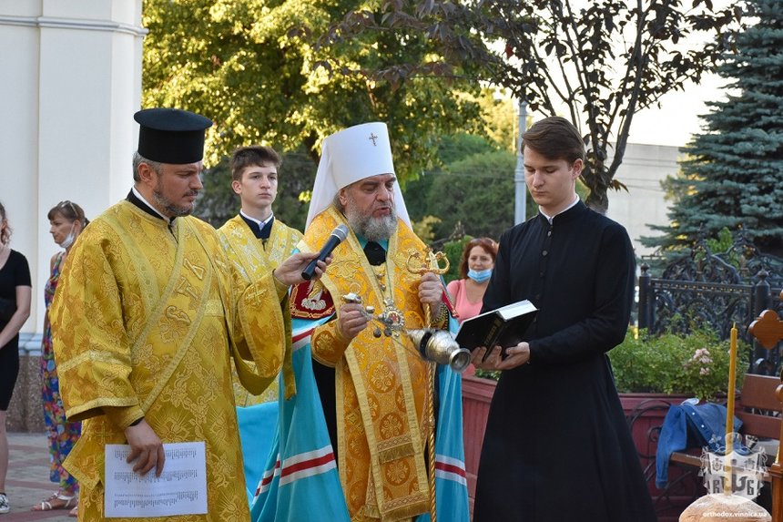 У Вінниці молилися за полегих у війні на сході воїнів (ФОТО) / Новости Винницы и области / Інформаційний портал На Париже Новини Вінниці / У Вінниці молилися за полегих у війні на сході воїнів (ФОТО)