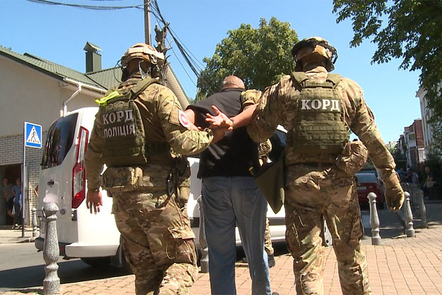 Біля Вежі у Вінниці КОРД затримав двох підозрюваних у нічному погромі в «Європі» (ФОТО) / Новости Винницы и области / Інформаційний портал На Париже Новини Вінниці / Біля Вежі у Вінниці КОРД затримав двох підозрюваних у нічному погромі в «Європі» (ФОТО)