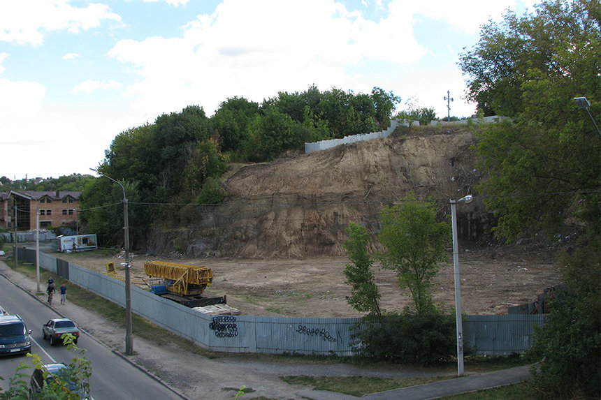 Через часткове руйнування Замкової гори забудовник оплатить археологічні розкопки (ВІДЕО) / Новости Винницы и области / Інформаційний портал На Париже Новини Вінниці / Через часткове руйнування Замкової гори забудовник оплатить археологічні розкопки (ВІДЕО)