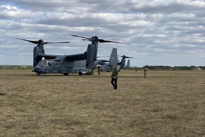 Американські та українські військові тренувались на аеродромі в Сутисках на Вінниччині (ФОТО, ВІДЕО) / Новости Винницы и области / Інформаційний портал На Париже Новини Вінниці / Американські та українські військові тренувались на аеродромі в Сутисках на Вінниччині (ФОТО, ВІДЕО)
