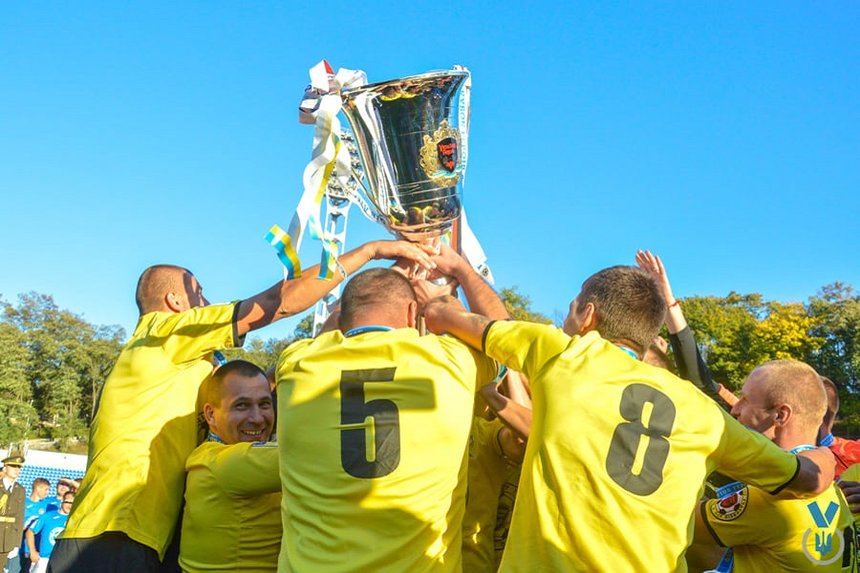 «Ягуарівці» з Вінниччини отримали Кубок Героїв футбольної Ліги учасників АТО / Новости Винницы и области / Інформаційний портал На Париже Новини Вінниці / «Ягуарівці» з Вінниччини отримали Кубок Героїв футбольної Ліги учасників АТО