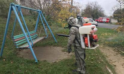 На Вінниччині знову розпочали дезінфекцію будинків: з коронавірусом борються «активним хлором» / Новости Винницы и области / Інформаційний портал На Парижі Новини Вінниці / На Вінниччині знову розпочали дезінфекцію будинків: з коронавірусом борються «активним хлором»