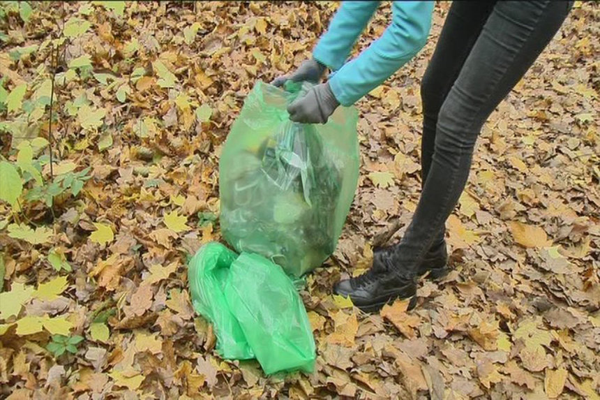 Вінницькі активісти очистили Лісопарк від сміття / Новости Винницы и области / Інформаційний портал На Париже Новини Вінниці / Вінницькі активісти очистили Лісопарк від сміття