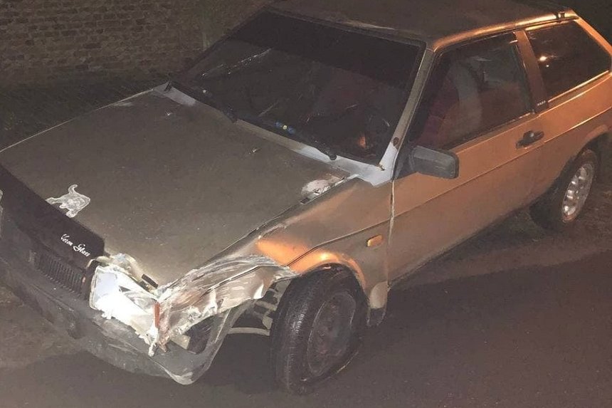 У Вінниці молодик протаранив паркан та врізався в електроопору / Новости Винницы и области / Інформаційний портал На Париже Новини Вінниці / У Вінниці молодик протаранив паркан та врізався в електроопору