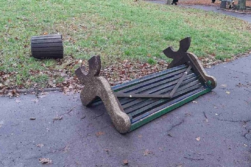 В містечку на Вінниччині знову скаржаться на вандалів / Новости Винницы и области / Інформаційний портал На Париже Новини Вінниці / В містечку на Вінниччині знову скаржаться на вандалів