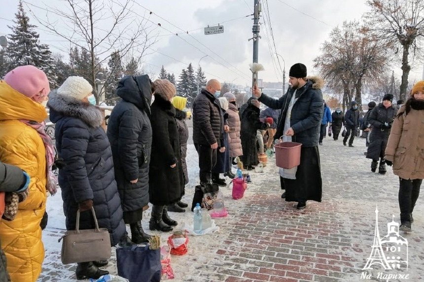 На Богоявлення вінничани із самого ранку йшли освячувати воду до Спасо-Преображенського собору (ФОТО, ВІДЕО) / Новости Винницы и области / Інформаційний портал На Париже Новини Вінниці / На Богоявлення вінничани із самого ранку йшли освячувати воду до Спасо-Преображенського собору (ФОТО, ВІДЕО)